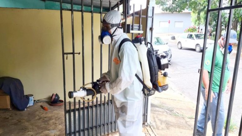 Donos de imóveis fechados devem ficar atentos com criadouros da dengue