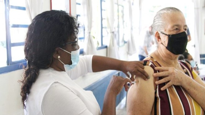 Hortolândia inicia vacinação de 4ª dose para idosos acima de 60 anos