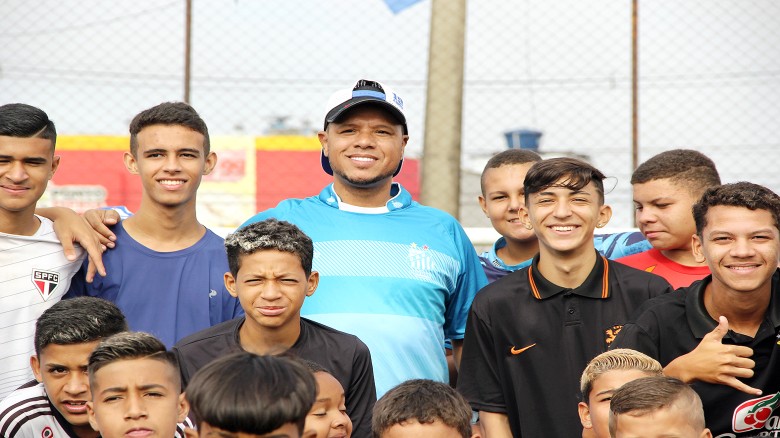 Ex-jogador Luis Fabiano visita projeto  para crianças carentes em Sumaré