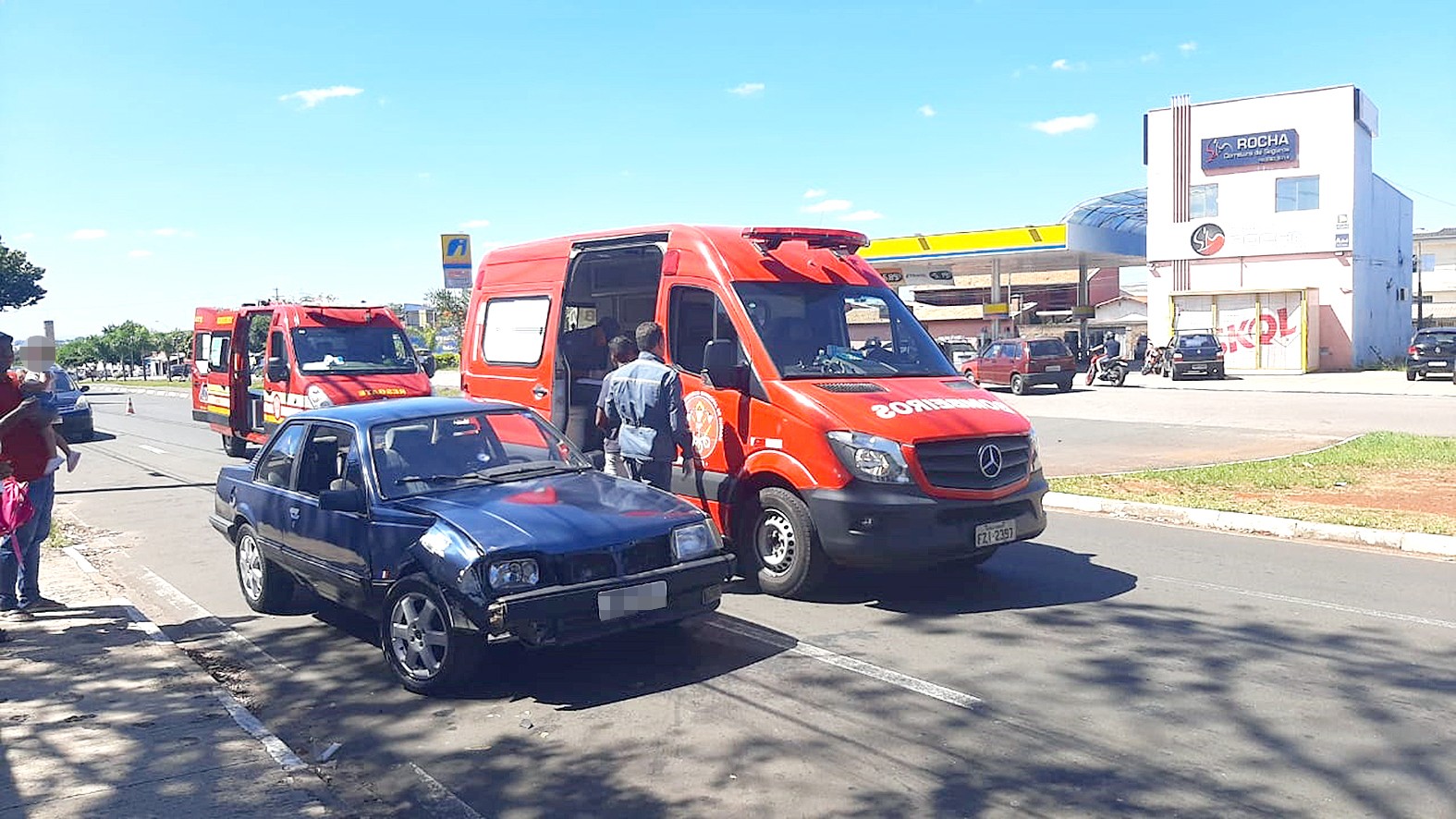 Acidente entre 2 carros deixa quatro feridos  no Jd. Maria Antonia