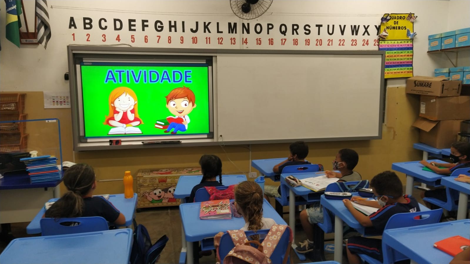 Professores participam de capacitação para aprenderem a usar lousa digital em Sumaré