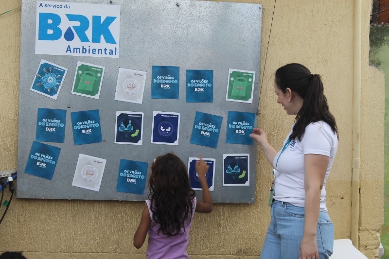 Adultos e crianças participam de ação socioambiental realizada pela BRK em Sumaré
