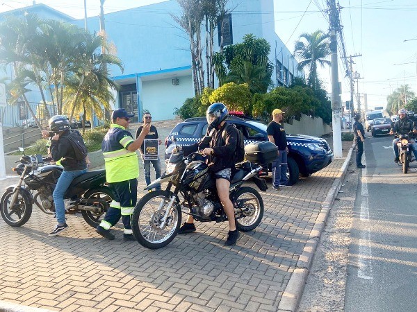 Operação Cavalo de Aço orienta motociclistas sobre segurança