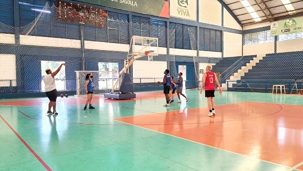 Escolinhas Esportivas oferecem aulas de basquete em dois espaços