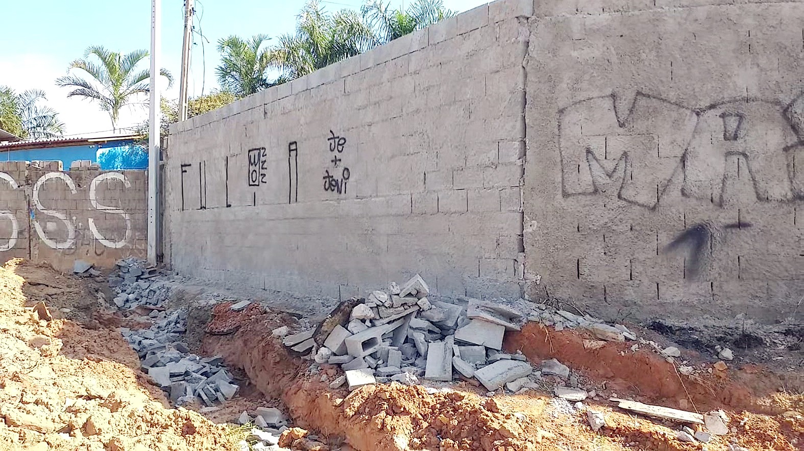 Muro construído por moradores da Chácaras Acaraí causa discórdia e gera reclamação
