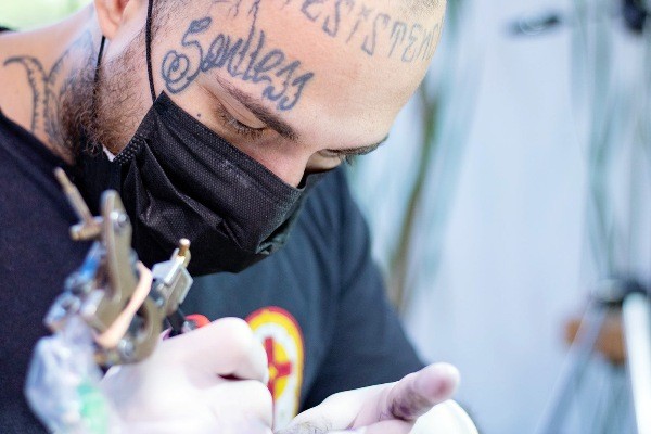 Tatuagem se consolida como acessório fashion e movimenta um mercado que só cresce