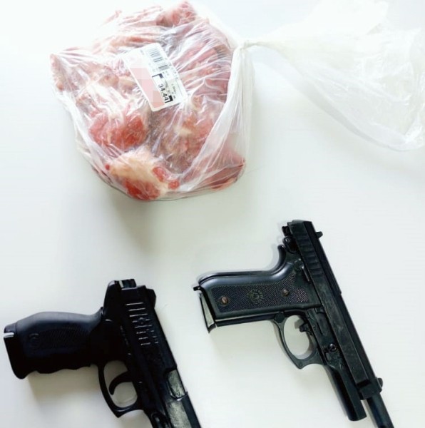 Homem é preso por roubar peça de carne de supermercado usando arma de brinquedo