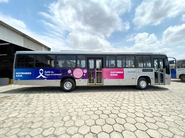 Ônibus da MoV, do transporte urbano da região, ganham cores azul e rosa
