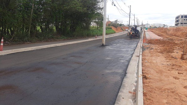 Trecho de prolongamento da Estrada Sabina Baptista começa ser asfaltado