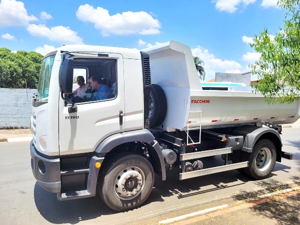 Sumaré recebe caminhão basculante para obras de serviço e manutenção