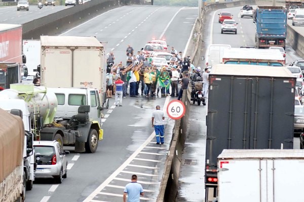 Caminhoneiros fecham estradas em protesto contra o resultado das eleições