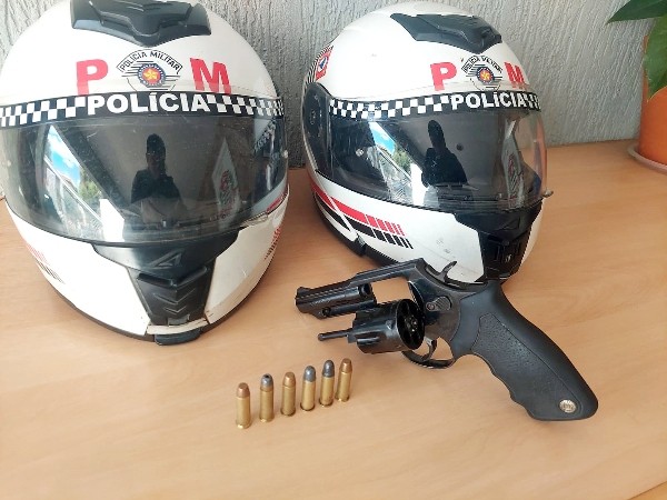 Polícia Militar prende homem por porte ilegal de arma de fogo no Pq. Itália