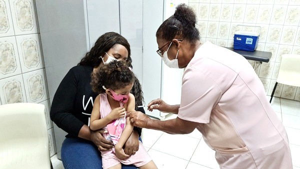 Crianças de 6 meses a 2 anos começam a ser vacinadas contra Covid-19 em Hortolândia