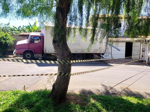 Caminhão atinge duas casas em Nova Odessa