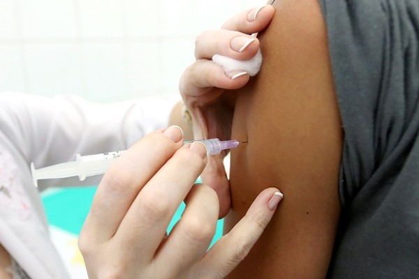 Longe da meta, municípios reforçam vacinação de crianças e adolescentes