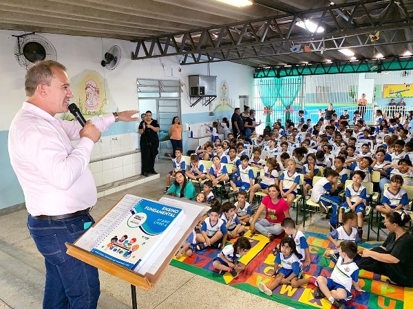 Prefeito Leitinho anuncia adoção de apostilas no Ensino Fundamental 1