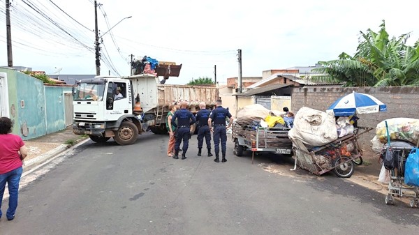Força-tarefa retira dois caminhões de inservíveis de imóvel em Nova Odessa