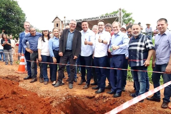 Ministro acompanha obras de água e esgoto e anuncia asfalto na Vila Soma
