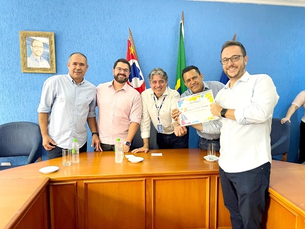 Luiz Dalben entrega selo de Escola Empreendedora para rede municipal