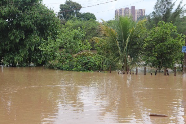 Monte Mor tem ao menos nove bairros atingidos e rio Capivari começa a baixar