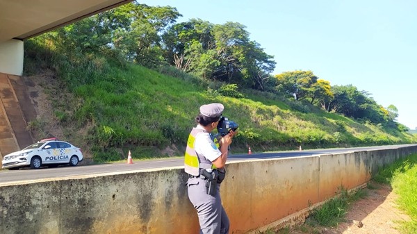 Polícia Rodoviária flagra BMW a 290 km na Bandeirantes, em Sumaré
