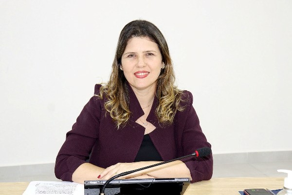 Marcia Rebeschini muda voto e barra aumento de cadeiras em Nova Odessa