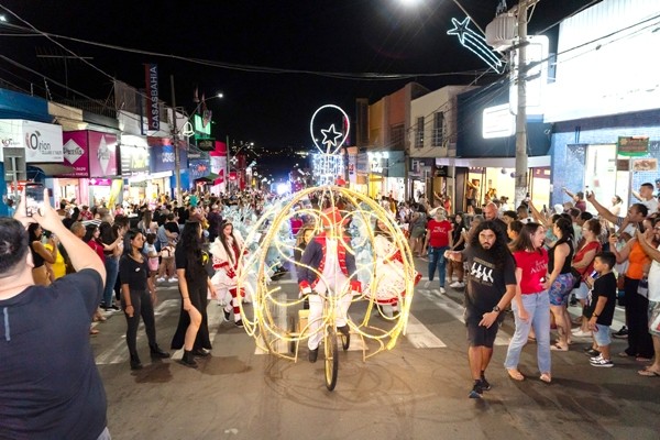 Parada Mágica de Natal reúne cerca de 9 mil pessoas no Centro de Sumaré