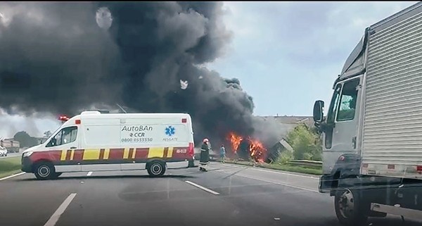 Caminhão pega fogo após acidente e trava Anhanguera, em Nova Odessa