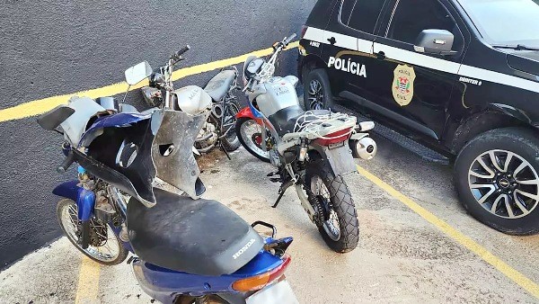 DIG prende dupla com motocicletas adulteradas em oficina de fachada