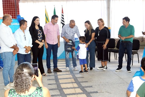 Zezé Gomes conclui entrega de kits escolares a cerca de 26 mil estudantes