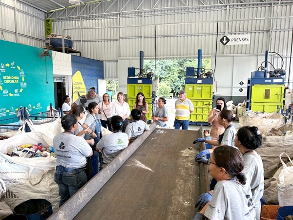 Ana Perugini visita cooperativa que garante renda a mulheres