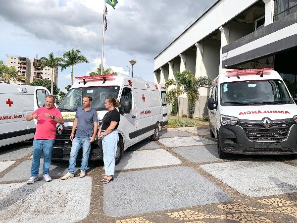 Prefeito Leitinho apresenta três novas ambulâncias zero km para Central 192