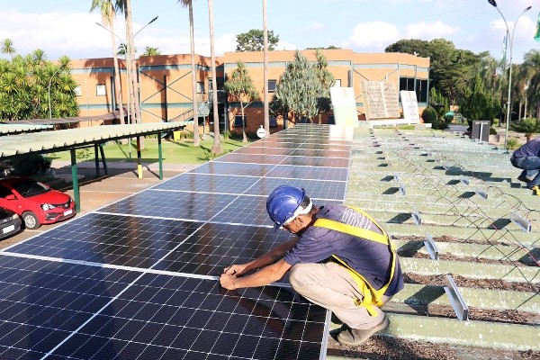 Exemplo para a RMC, usina de energia solar da Câmara já reduz em 50% despesas com luz