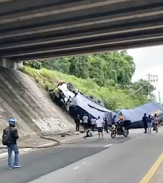 Motorista de Nova Odessa morre após carreta cair de viaduto no Rodoanel