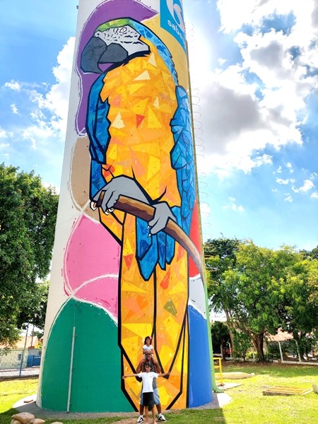 Mural de graffiti com arara gigante leva arte ao cotidiano do Jd. Amanda