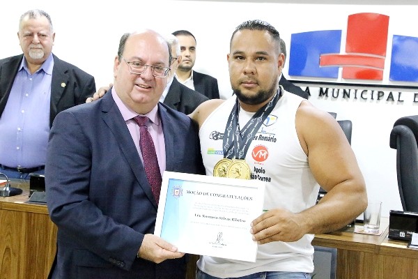 Atleta de luta de braço recebe congratulações da Câmara após vencer Arnold Sports Festival