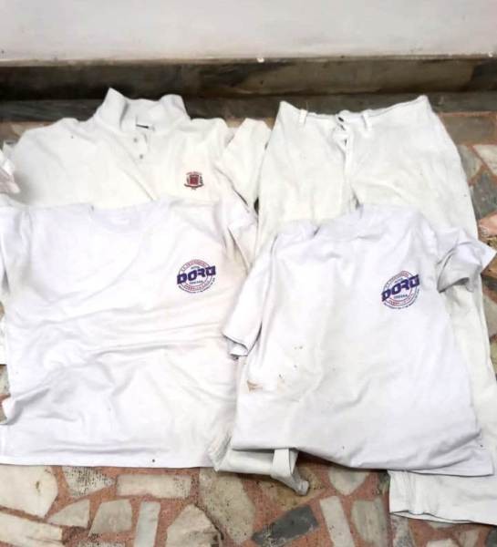 N. Odessa: peças brancas descartadas em contêiner não são ‘uniformes novos’ ou recentes da Educação