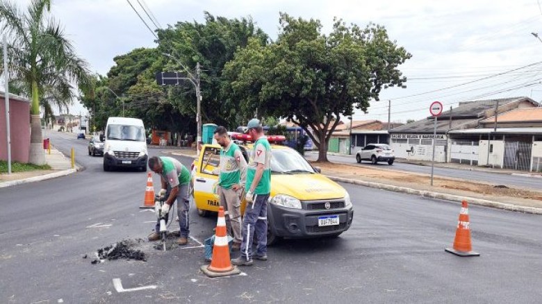 Secretaria de Mobilidade instala semáforos na Rua Pérola, no Jardim Santa Esmeralda