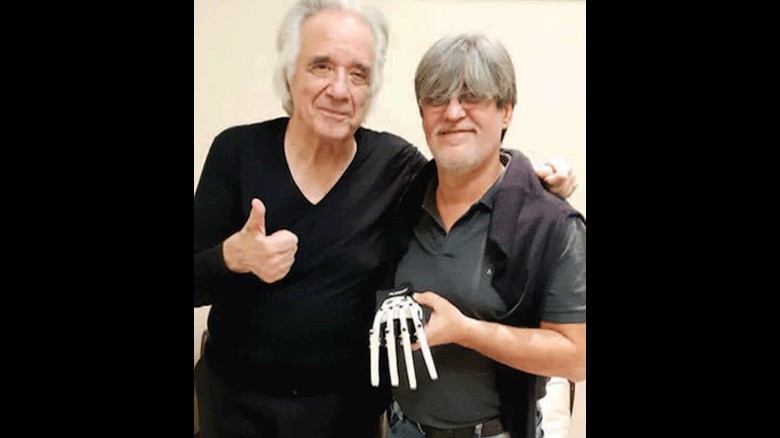 Willian Souza homenageia criador de luva que fez maestro João Carlos Martins voltar a tocar piano