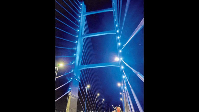 Hortolândia ilumina Ponte da Esperança em homenagem ao mês de orientação do autismo