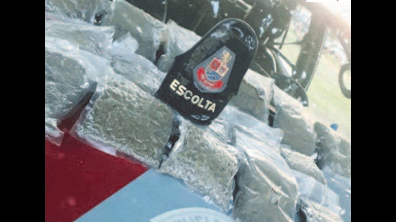 Polícia Militar localiza 5 kg de skunk escondidos em garrafas térmicas