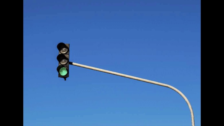 Semáforo na Rua Pérola, no Sta. Esmeralda, entra em operação