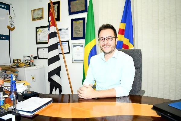 Luiz Dalben assina autorização para regularização fundiária da Vila Operária