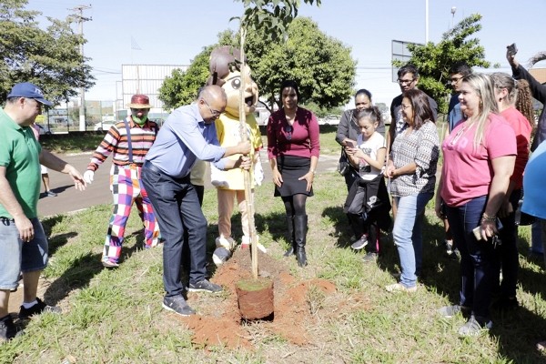 Drive-thru de lixo eletrônico recolhe mais de 2 mil equipamentos usados