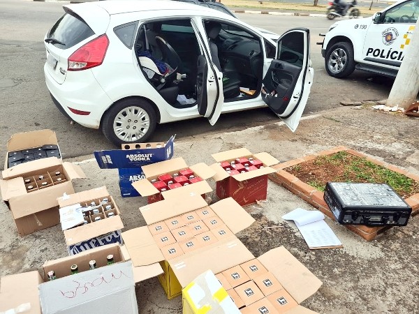 Polícia apreende caixas de bebidas alcoólicas falsificadas em depósito
