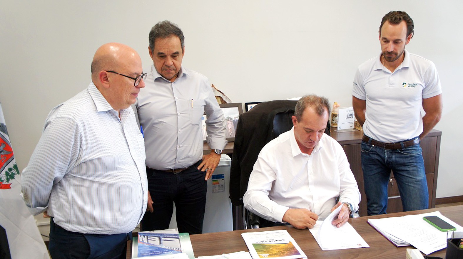 Leitinho assina termo para instalação de sistema fotovoltaico nas UBSs 5 e 7