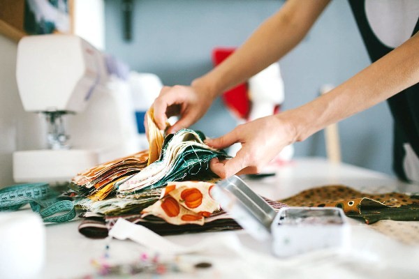 Região descarta 9 mil toneladas por ano de roupas usadas e tecido em aterros