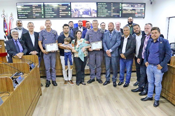 Policiais militares que salvaram bebê engasgado são homenageados