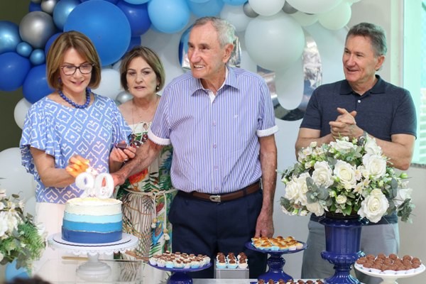 Aniversário de 90 anos de Geraldo Bredda reúne filhos, netos e bisnetos