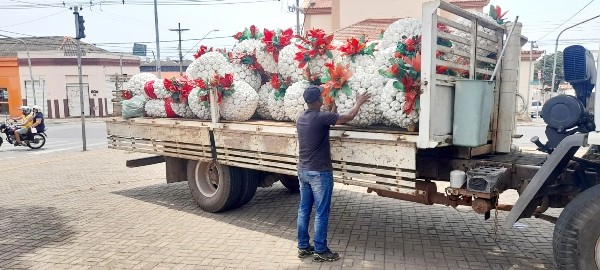 Enfeites recicláveis do ‘Natal do Bem’ já estão sendo instalados em Sumaré